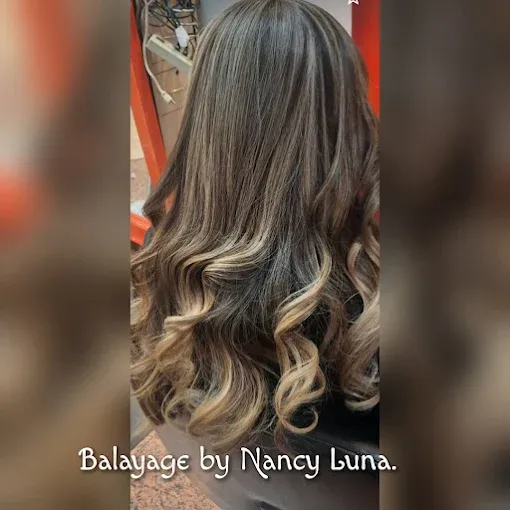 Balayage con tonos oscuros y reflejos dorados