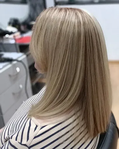 Coloración rubio con acabado liso y brillante