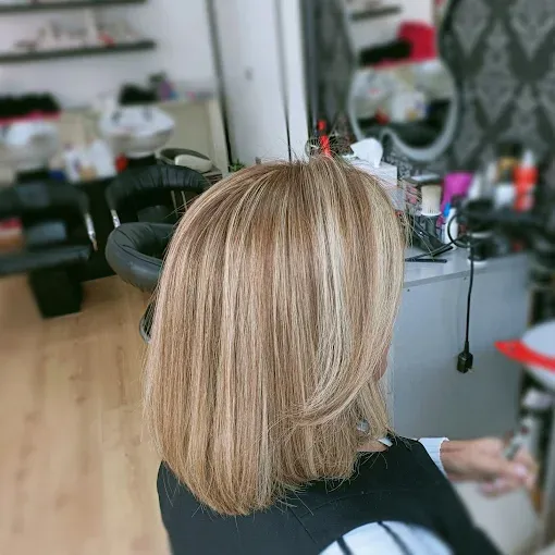 Coloración rubio platino con mechas iluminadas