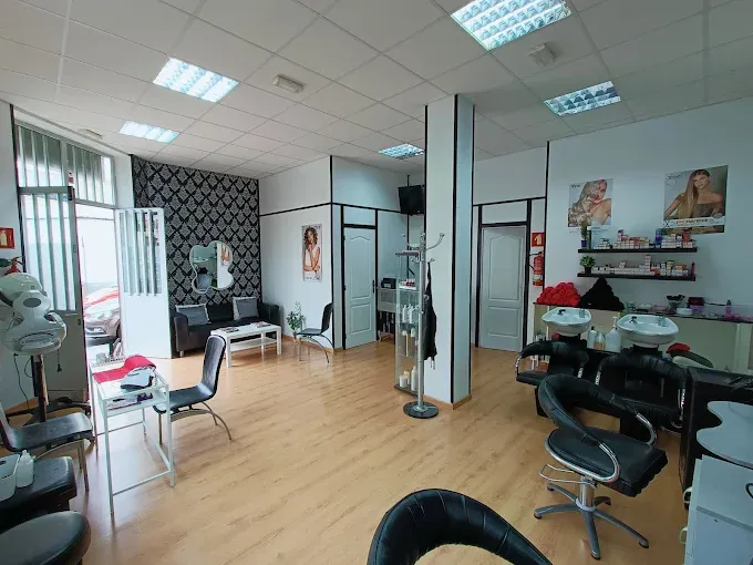 Interior del salón Nancy Luna con zona de manicura y pedicura