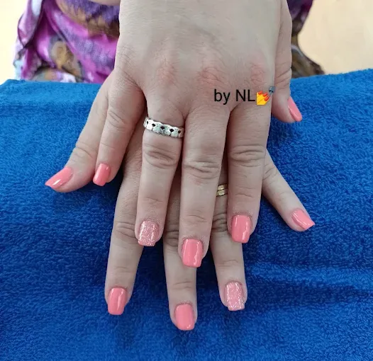 Manicura en tonos coral con efecto degradado