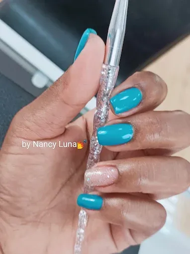 Manicura en tono turquesa con detalles de brillos